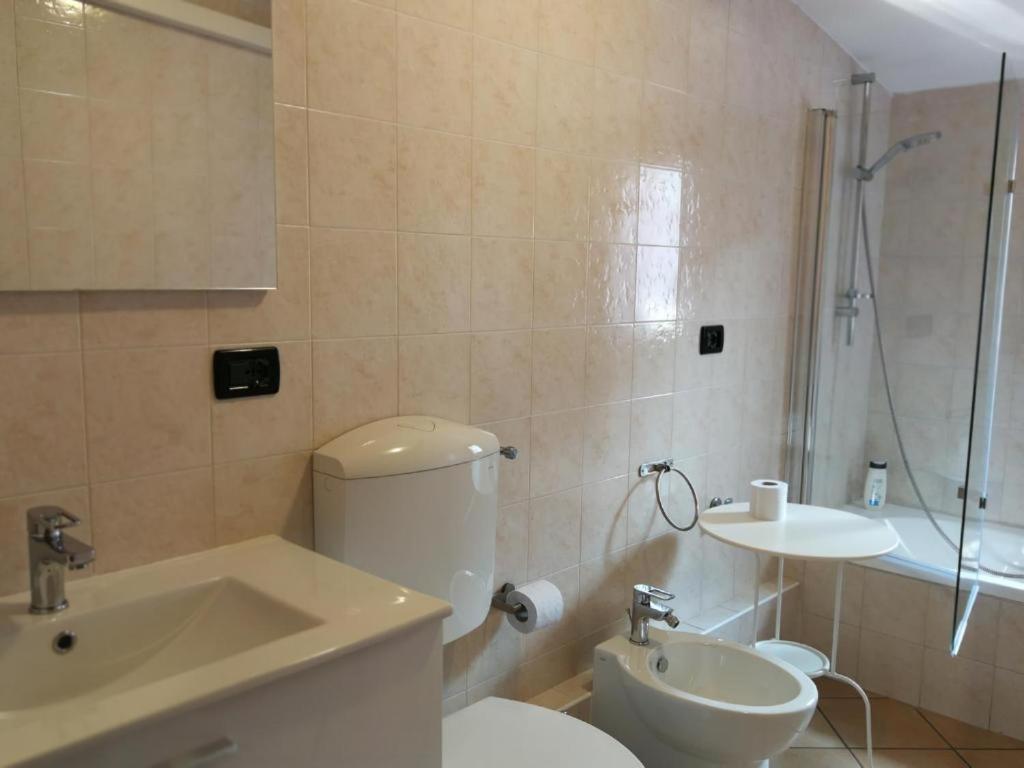 B&B Black&White And Apartments Cantu Bagian luar foto