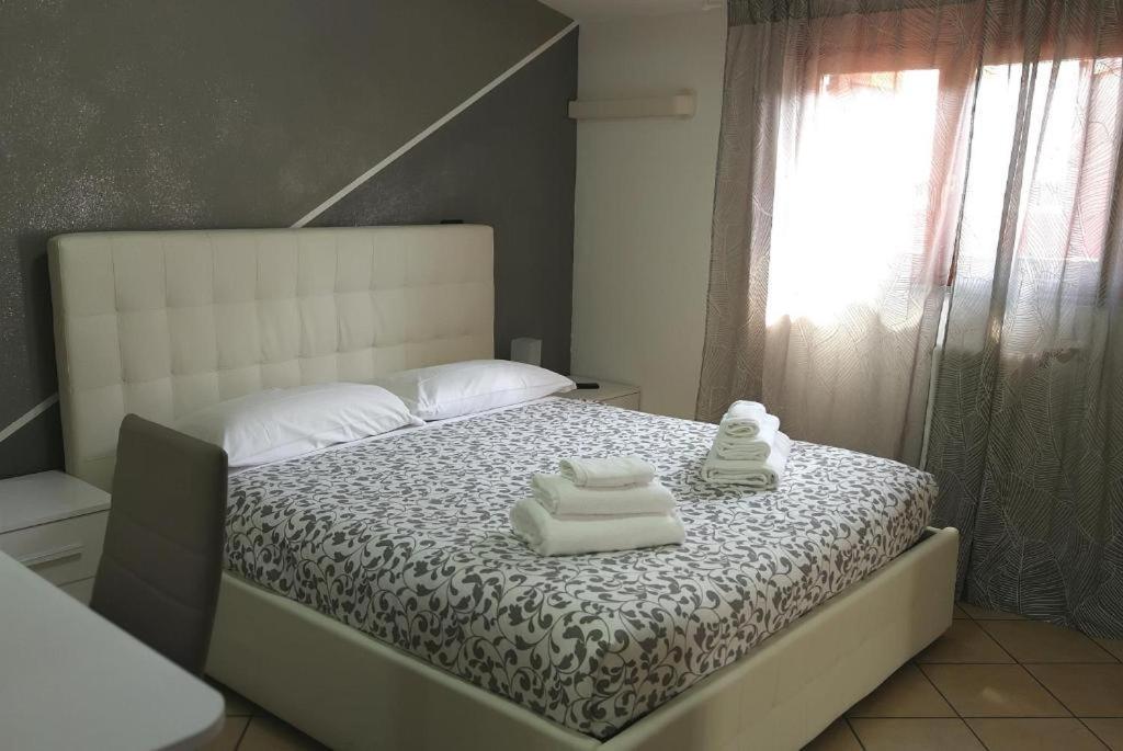 B&B Black&White And Apartments Cantu Bagian luar foto