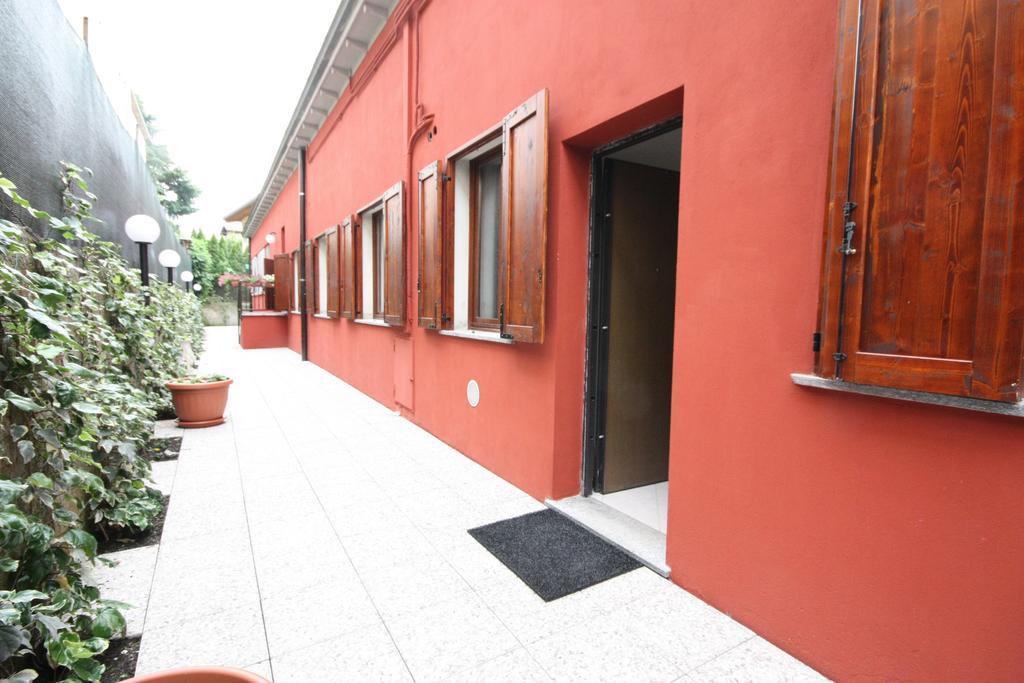 B&B Black&White And Apartments Cantu Bagian luar foto