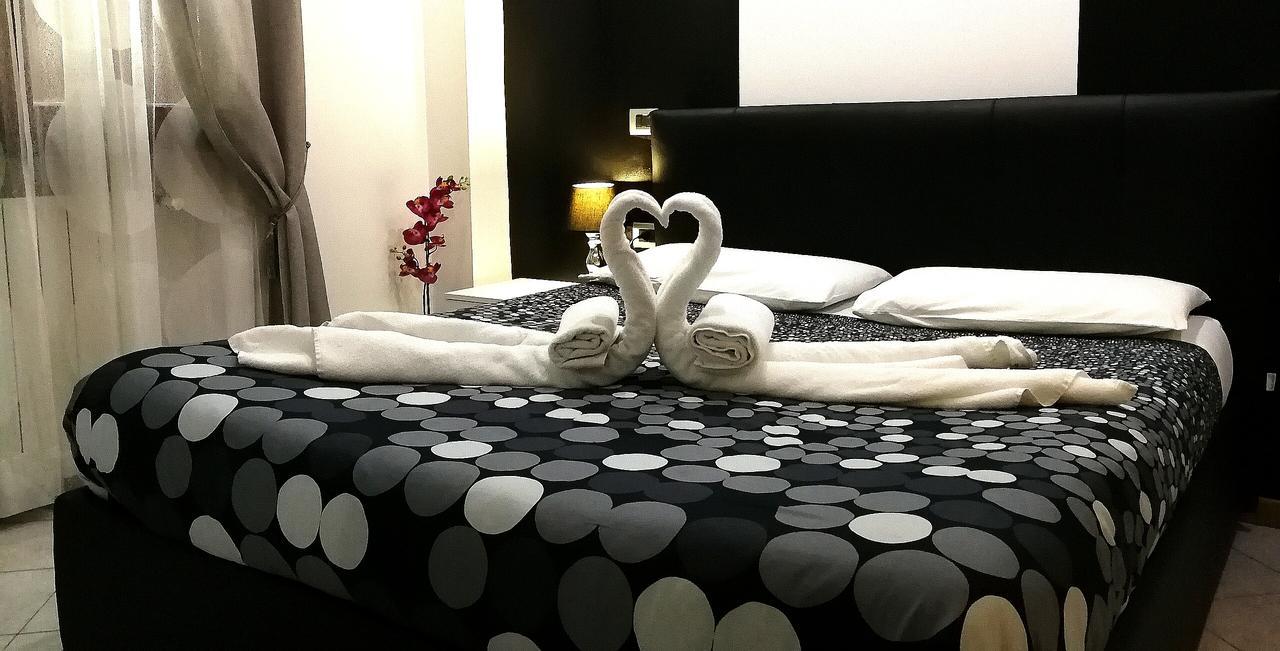 B&B Black&White And Apartments Cantu Bagian luar foto