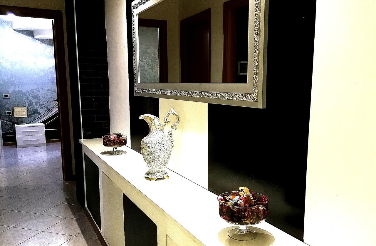 B&B Black&White And Apartments Cantu Bagian luar foto
